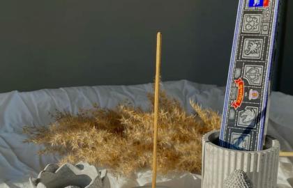 Huzuru Evinize Davet Etmenin İncelikli Yolları: Tütsü ve Taş Tozu Objelerle Minimal Bir Dokunuş